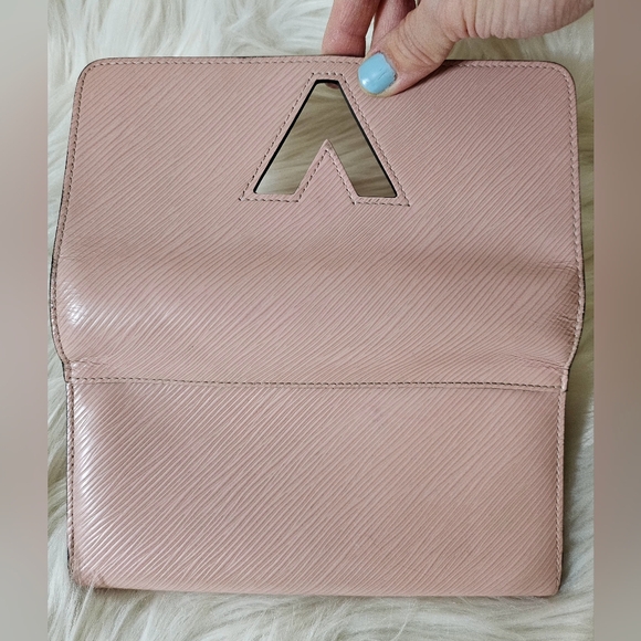 ❌SOLD❌ 🩷LV Twist🩷 - Picture 11 of 16